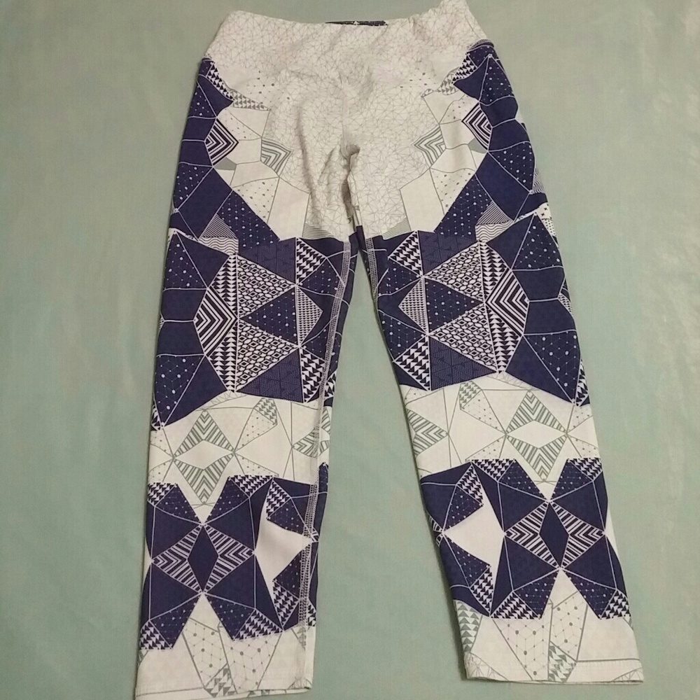 Geometric patterned leggings